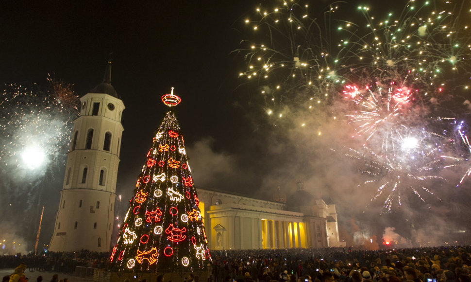 Naujųjų fejerverkai Vilniaus Katedros aikštėje