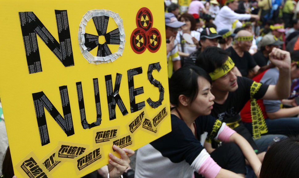 Taivane tūkstančiai žmonių protestuoja prieš atominę elektrinę.