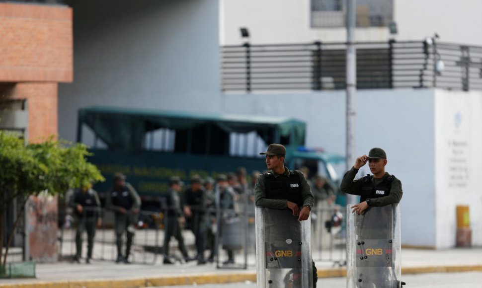 Venesuelos prezidentą kritikuojančios generalinės prokurorės biurą apsupo kariuomenė.