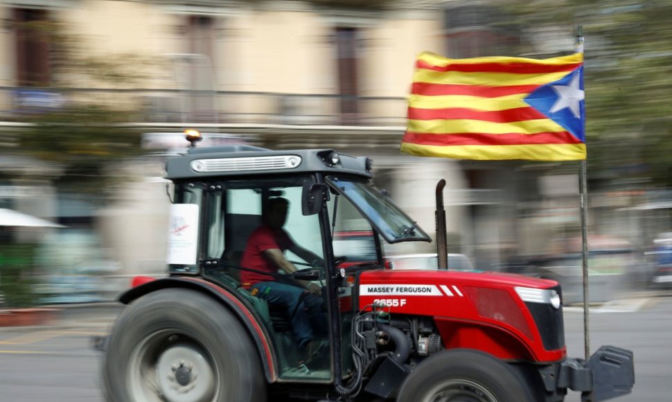 Remdami savaitgalį įvyksiantį referendumą Katalonijos miestuose į gatves išriedėjo traktoriai.