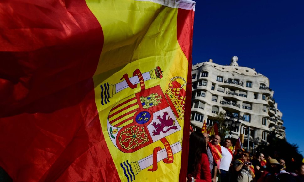 Katalonijos nepriklausomybės priešininkai renkasi į mitingą Barselonoje.