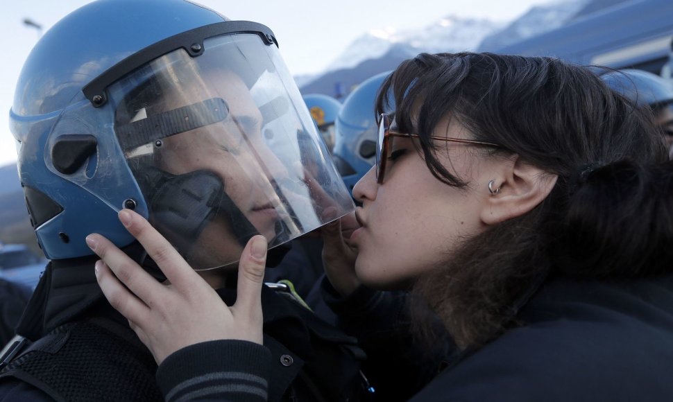 Italijos policijos pareigūną į šalmą pabučiavusiai moteriai gresia teismas. 