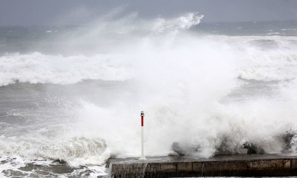 Prancūzijos užjūrio regione, prie Reunjono salos priartėjo ciklonas.