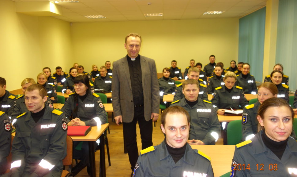 Kapelionas kunigas Vilius Viktoravičius su kursantais