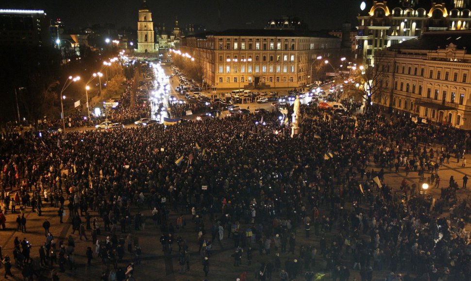 Žmonės renkasi Kijevo centre