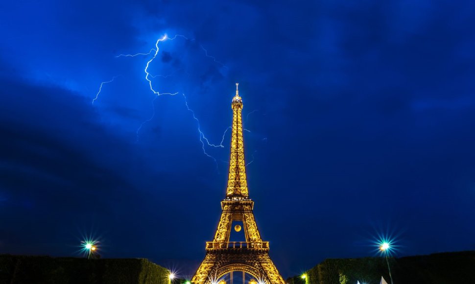Eifelio bokštas naktį