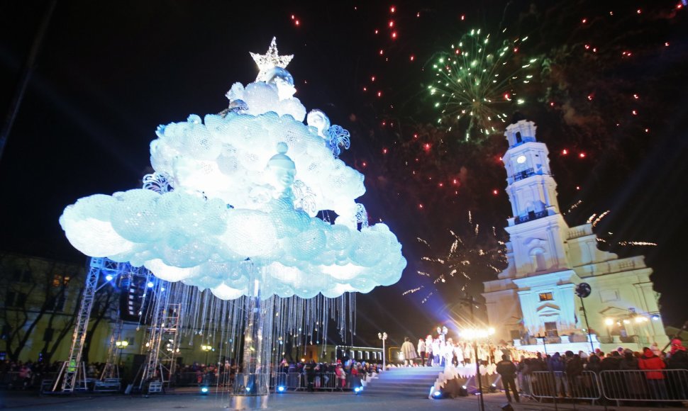 Kaunas įžiebė pagrindinę miesto eglę, kurią jau spėta pavadinti „debesų egle“.