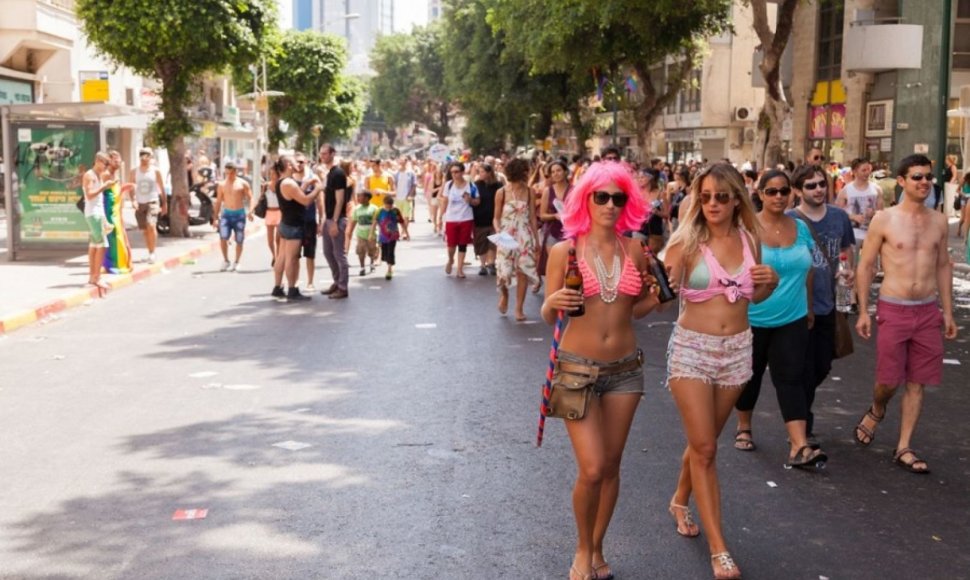 Žmonės linksminasi kasmetiniame LGBT parade Tel Avive