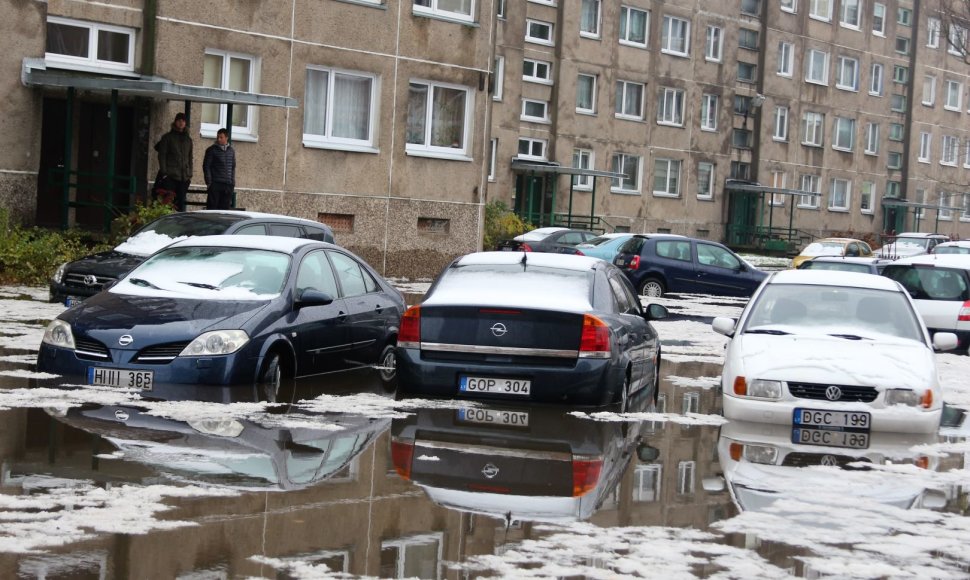 Kai kurie Klaipėdos kiemai tapo pravažiuojami tik visureigiais.