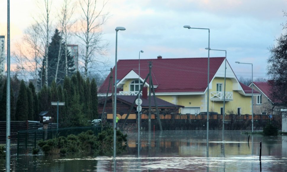 Išsiliejusi iš krantų Danės upė pasiekė gyventojų namus.