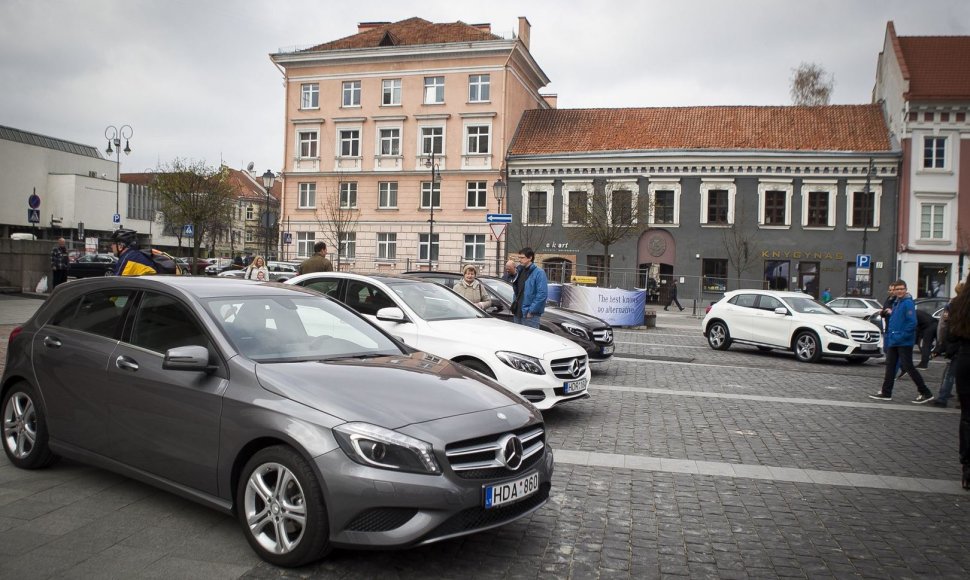 Rotušės aikštėje pristatyti naujausi „Mercedes-Benz“ modeliai