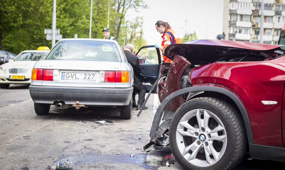 Prie parduotuvės „Eglutė“ susidūrė BMW X1 ir „Audi 80“ 