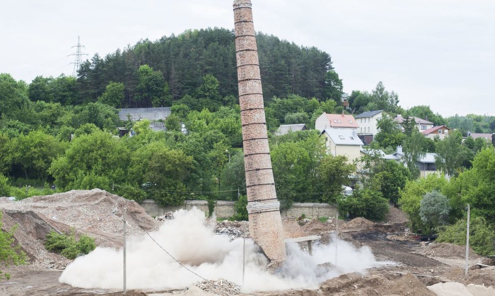 Susprogdintas gigantiškas „Vilniaus pergalės“ gamyklos kaminas