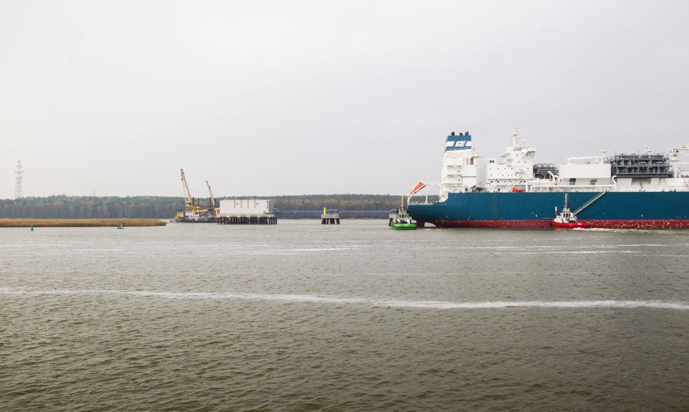 Klaipėdos uosto kanalą įveikęs „Independence“ prišvartuotas SGD terminale.