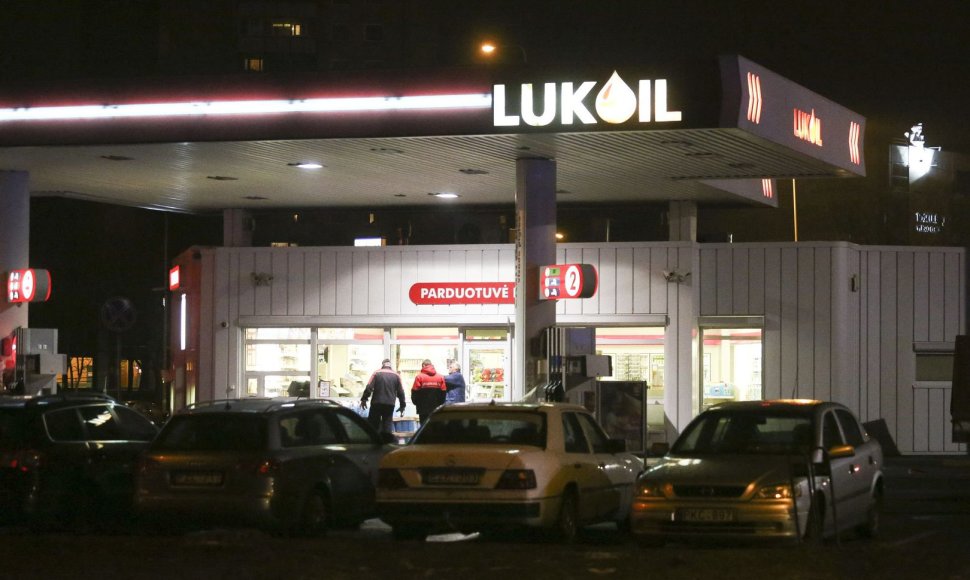 Vilniaus „Lukoil“ degalinėje – specialiųjų tarnybų apgultis.