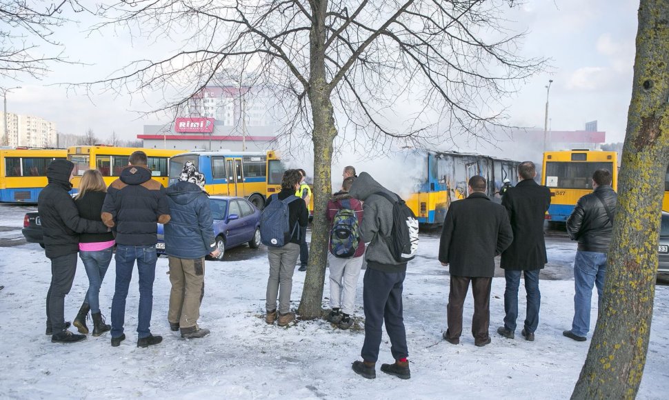 Vilniuje, Fabijoniškių mikrorajone sudegė maršrutinis miesto autobusas