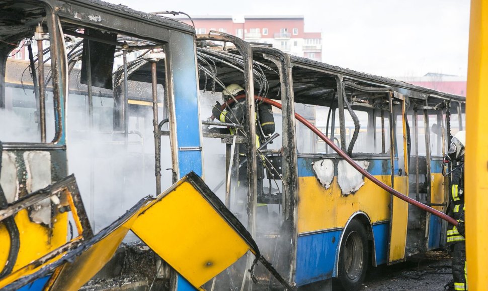 Vilniuje, Fabijoniškių mikrorajone sudegė maršrutinis miesto autobusas