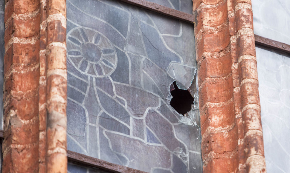 Vilniuje, Maironio g. išdaužtas „Vilniaus Šventosios Onos bažnyčios“ langas 