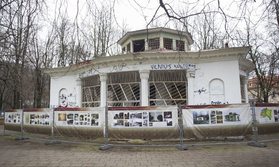 Vilniaus pilių teritorijos ir įvairių Lietuvos istorijos laikotarpių vaizdai ant „Rotondos“ tvoros.