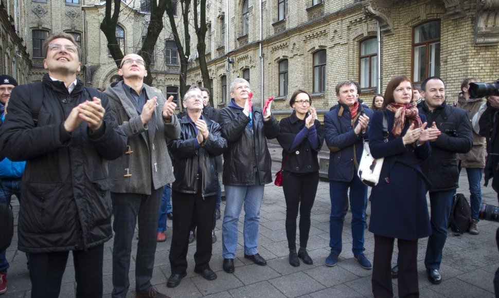 Susirinkę žiniasklaidos atstovai paplojo STT pareigūnams už „gerą darbą“.