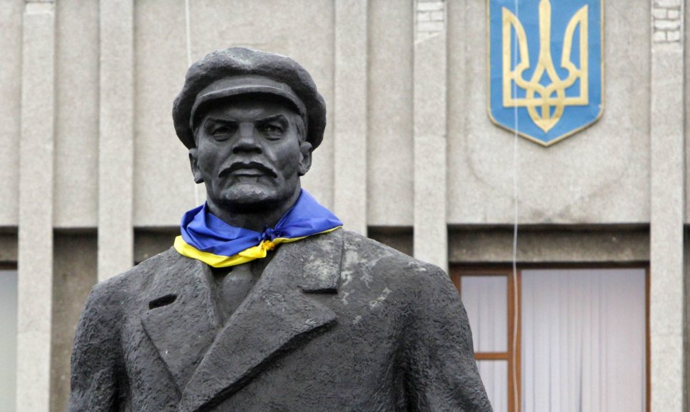 Vladimiro Lenino statula su Ukrainos vėliava ant kaklo 