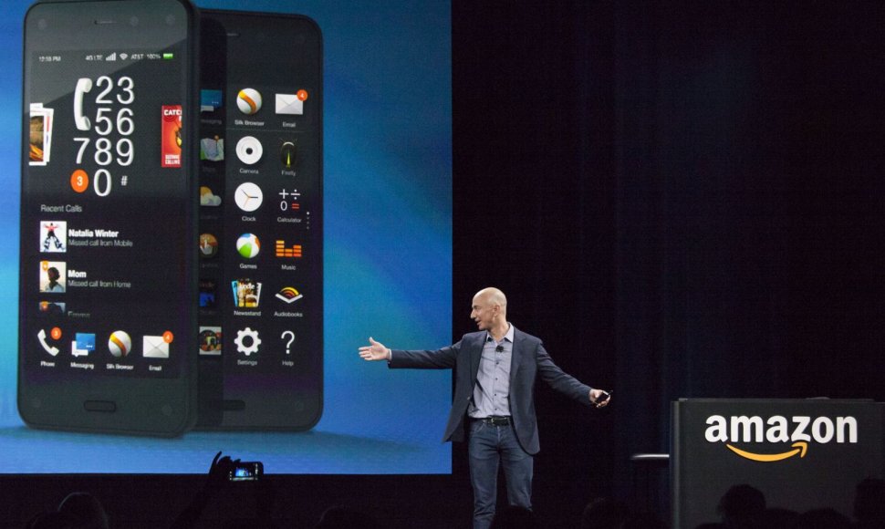 „Amazon.com“ įkūrėjas Jeffas Bezos „Fire Phone“ išmaniojo telefono pristatyme