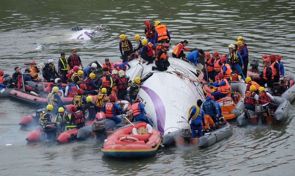 Taivane į upę nukrito „TransAsia Airways“ lėktuvas