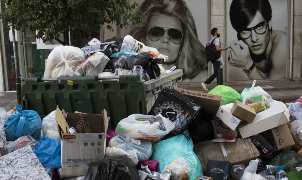 Streikuojant atliekų surinkėjams, Atėnai skęsta šiukšlėse