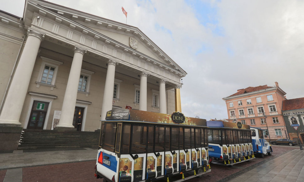 Kalėdų traukinukas šalia Vilniaus rotušės