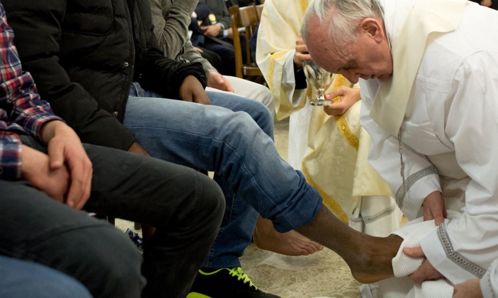 Popiežius Pranciškus sako, kad Bažnyčia turi atsigręžti į žmonių kančias