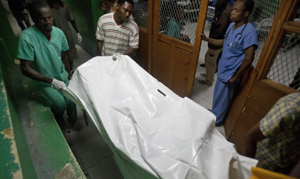 Tragedijos Haityje aukos kūnas gabenamas į morgą.