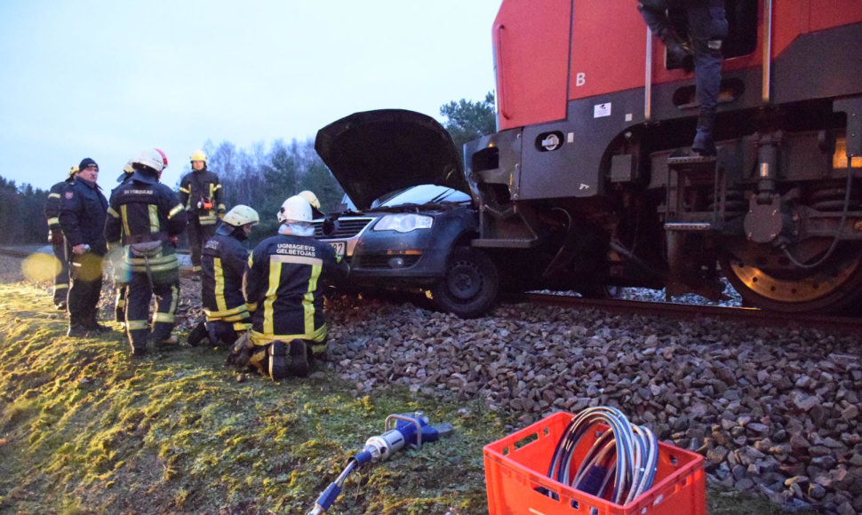 Krovininis traukinys pervažoje rėžėsi į automobilį