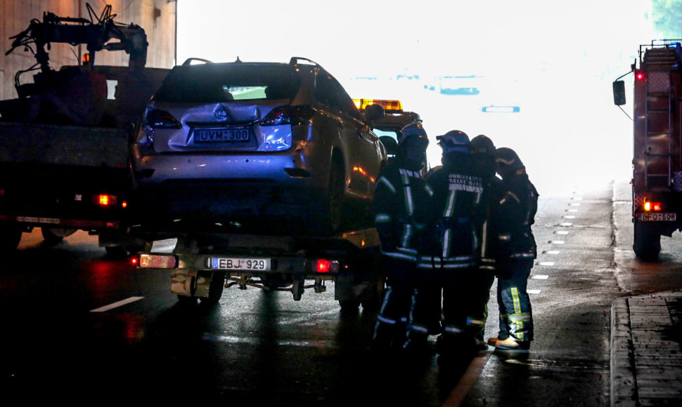 Prezidento našlė Kristina Brazauskienė Vilniaus Geležinio vilko gatvėje pateko į avariją