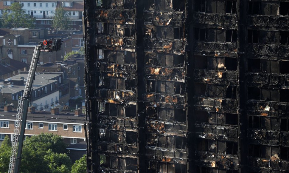 Londono ugniagesiai ieško daugiau gaisro aukų