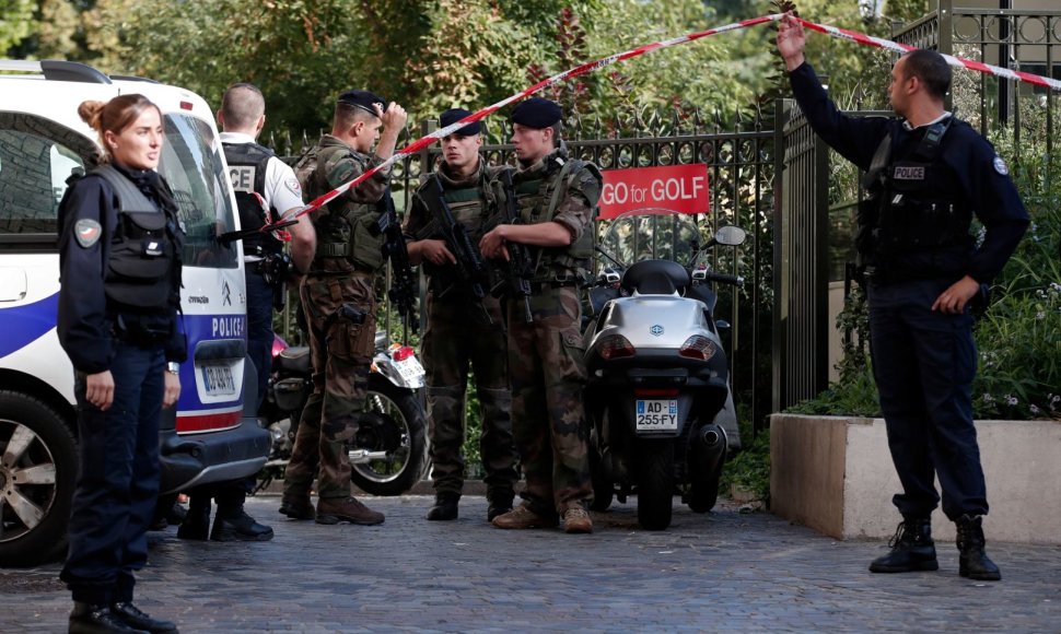 Paryžiaus priemiestyje automobilis įsirėžė į karius