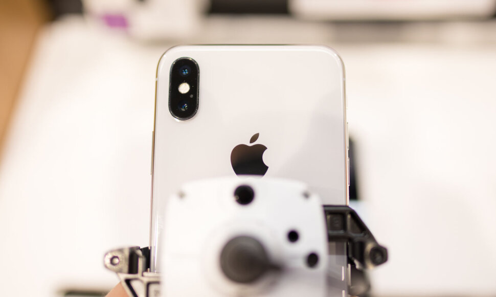 Naujasis &bdquo;iPhone X&ldquo; i&scaron;graibytuvės &bdquo;Telia&ldquo; salone