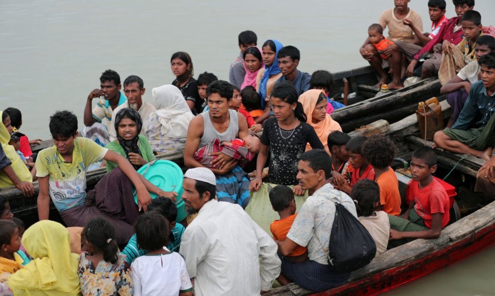 Iš Mianmaro bėgantys rohinjai Bangladešą bando pasiekti laivais