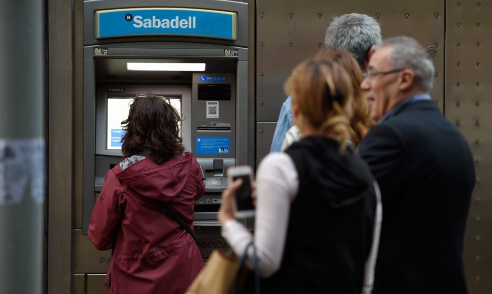 Už nepriklausomybę pasisakantys katalonai per neįprastą protesto akciją šluoja iš bankomatų grynuosius