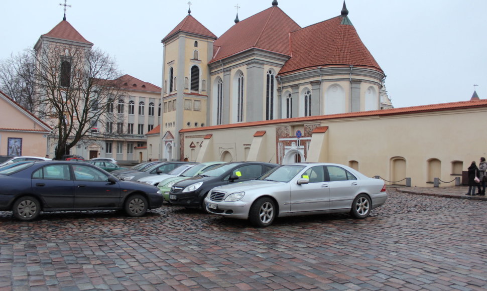 Mokamas automobilių statymas Kauno Rotušės aikštėje