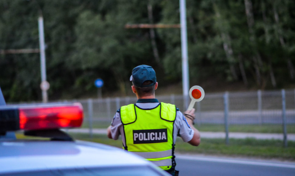 Naktinio reido Vilniuje metu nustatyti be teisių ar valstybinių numerių važiavę vairuotojai