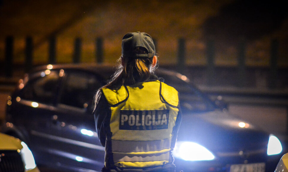 Naktinio reido Vilniuje metu nustatyti be teisių ar valstybinių numerių važiavę vairuotojai