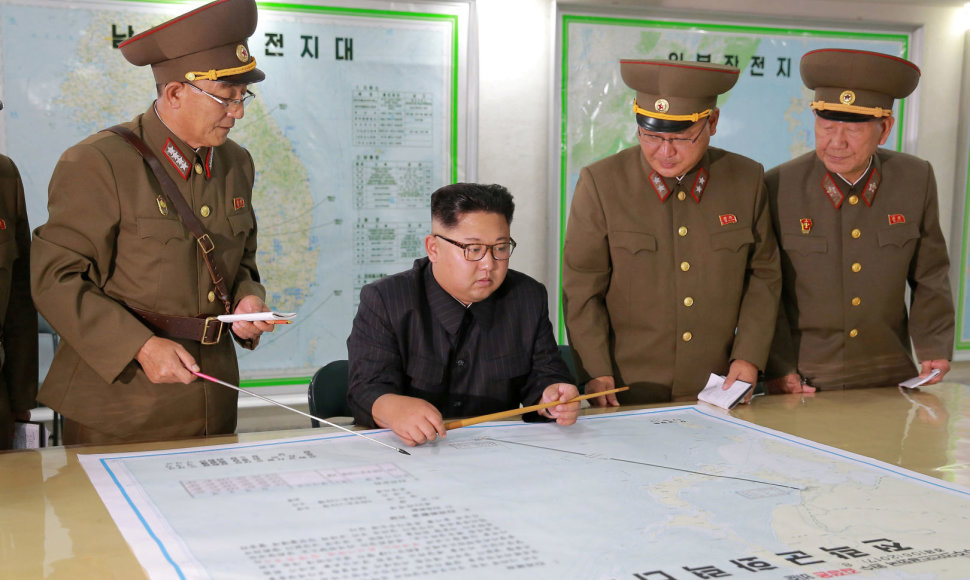 Kim Jong Unas su Šiaurės Korėjos kariškiais