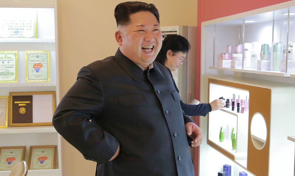 Kim Jong Unas su žmona ir seserimi apsilankė kosmetikos gamykloje