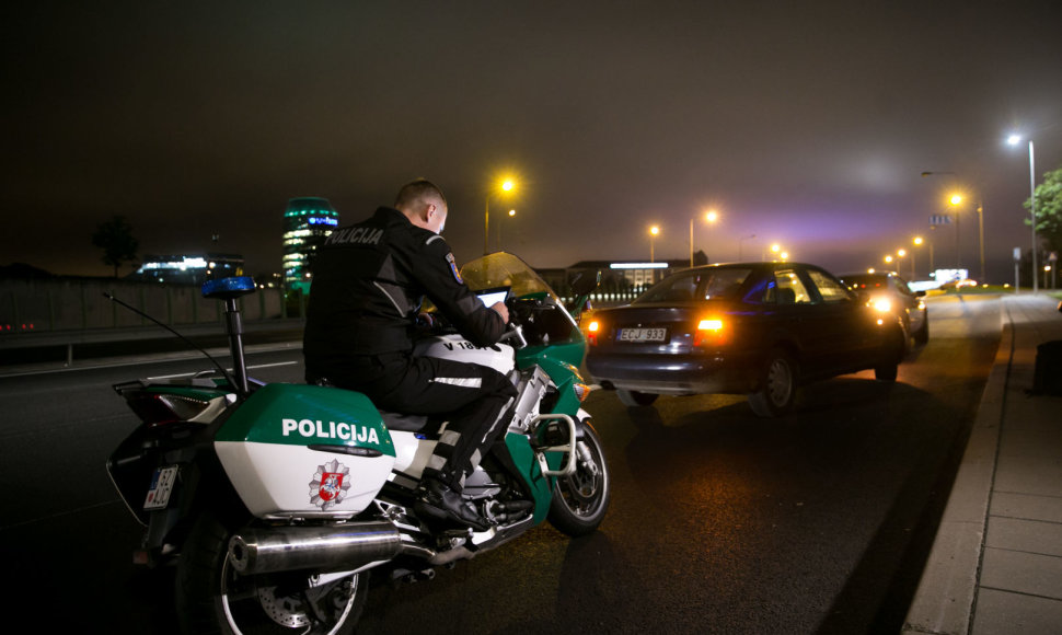 Policijos pareigūnas ant motociklo