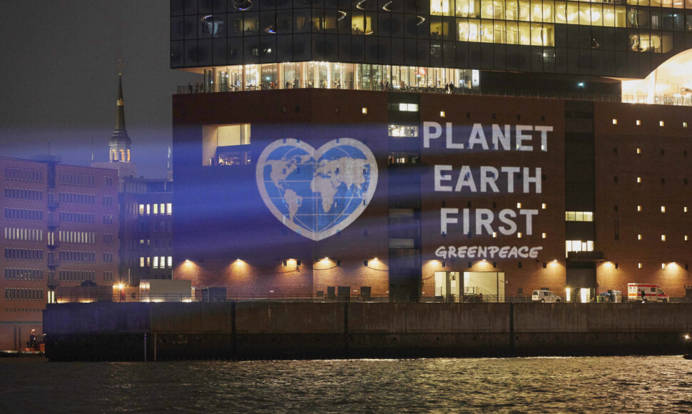 „Greenpeace" projekcija Hamburge, raginanti saugoti žemę