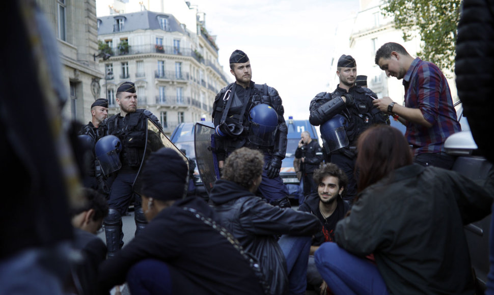 Sorbonoje prieš Emmanuelį Macroną protestuojančius studentus saugo riaušių policija