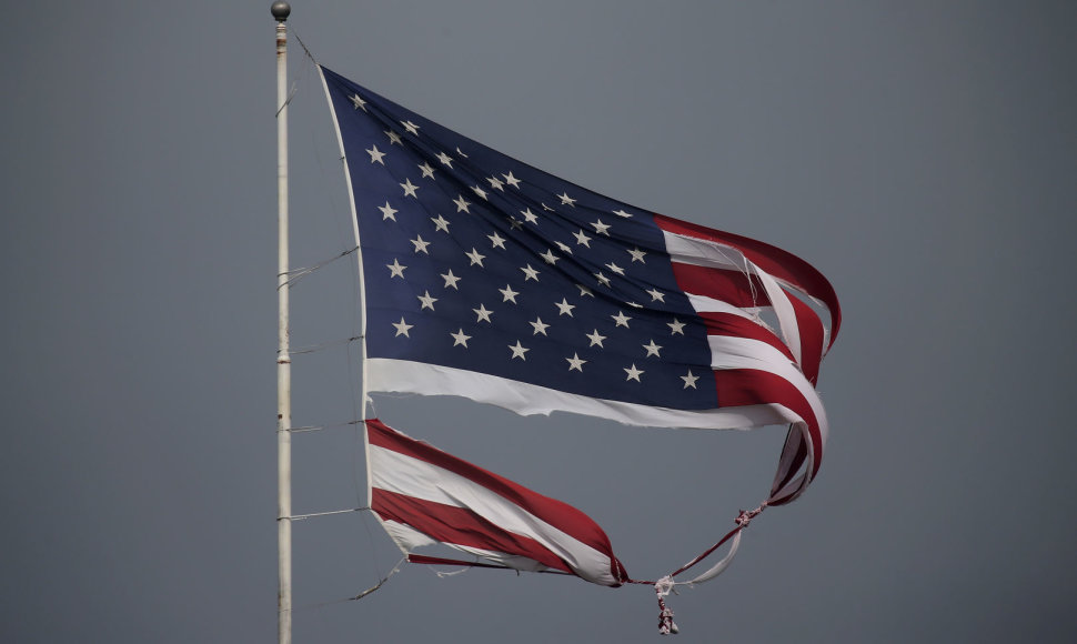 Audros Harvey suplėšyta JAV vėliava