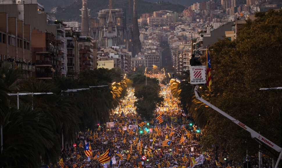 Gatves užplūdę katalonai reikalavo laisvės savo lyderiams