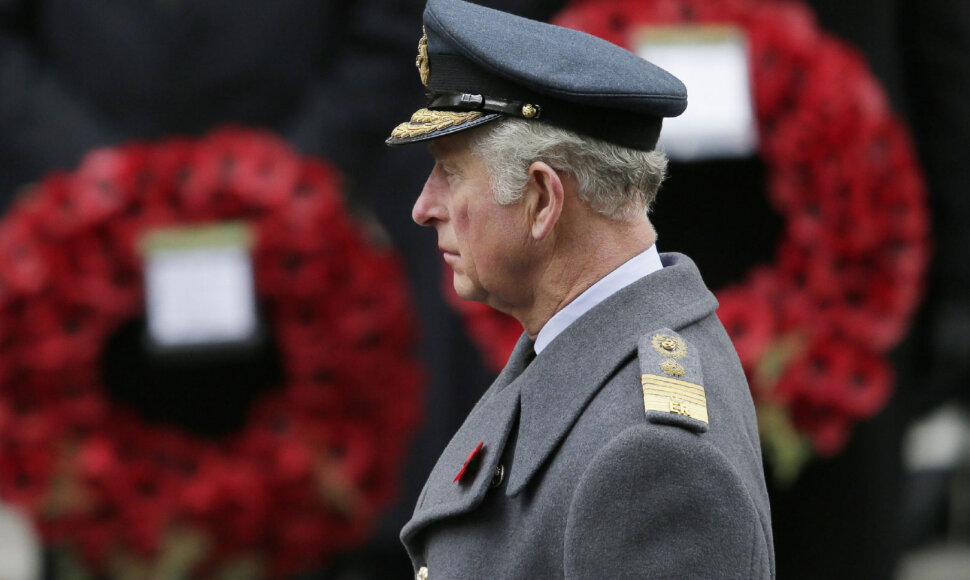 Princas Charlesas pavadavo karalienę per karų aukų atminimo ceremoniją