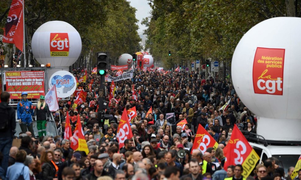 Prancūzijoje tūkstančiai viešojo sektoriaus darbuotojų protestuoja prieš E.Macroną